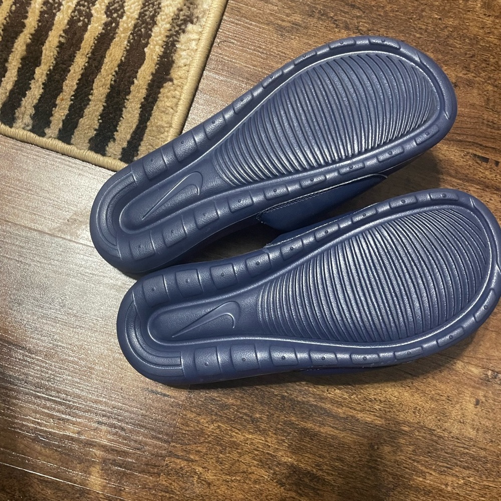 Nike slides - Picture 2 of 2